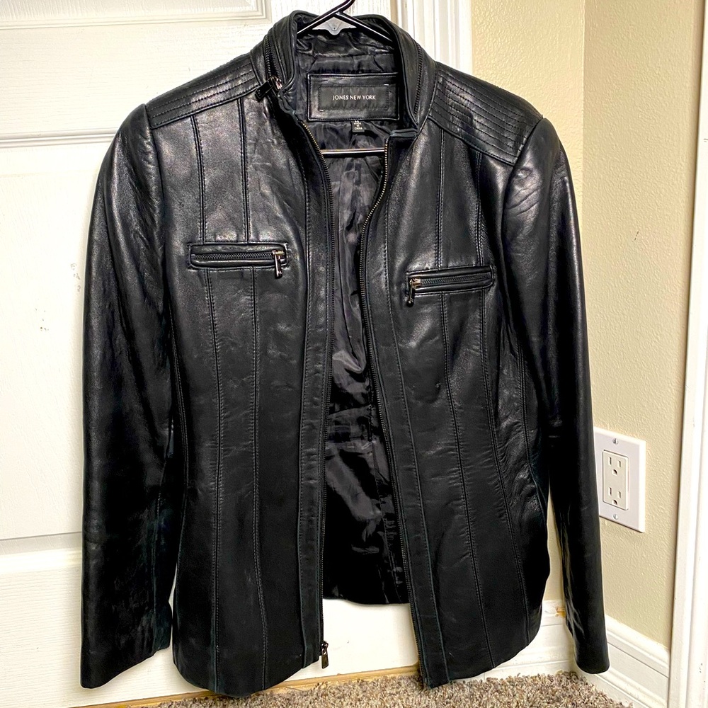 Women’s M Slim Stylish Black Leather Jacket Jones New York AMAZING condition.